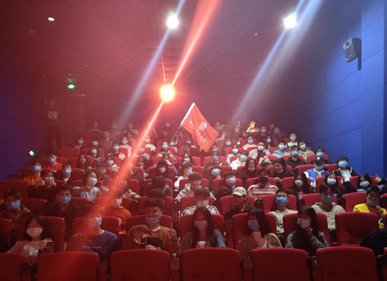 开云竞猜（中国）有限公司官网组织学生观看电影《夺冠》